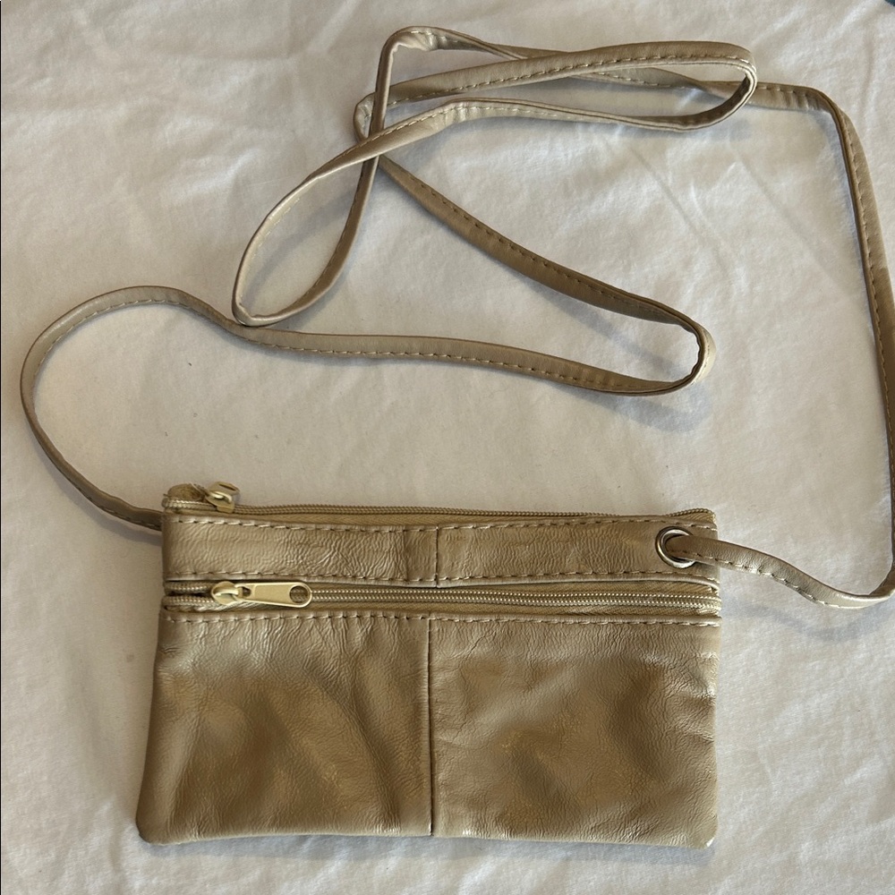 Elegant Tan Crossbody Bag with Zipper Closure